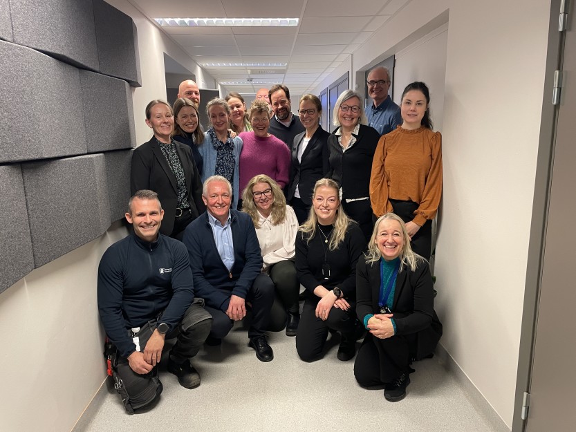 Avdeling helseteknologi som holder til i helsehuset i Sarpsborg med besøkende fra E-helsegruppa i Helse- og omsorgsdepartementet.
