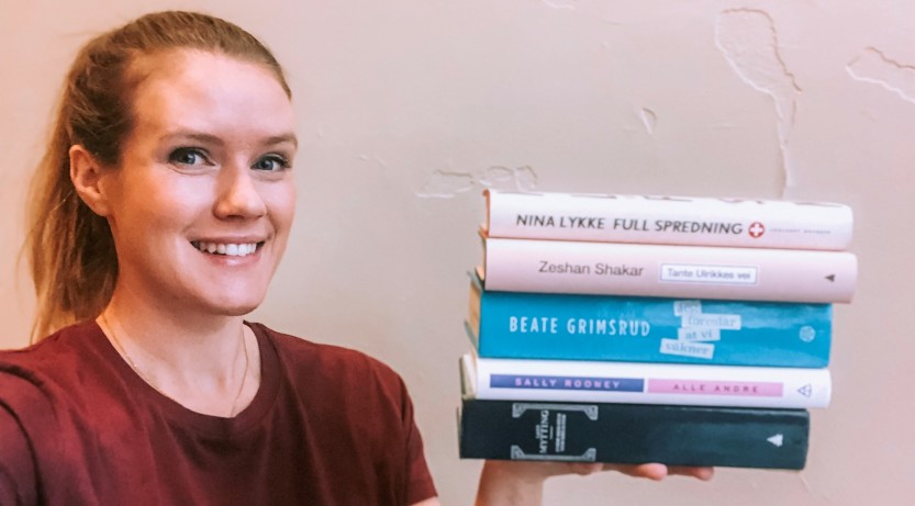 Bibliotekar Merethe Næss med noen av de tilgjengelige bøkene i lesesirkelboks (2022) Bibliotekar Merethe Næss med noen av de tilgjengelige bøkene i lesesirkelboks (2022)