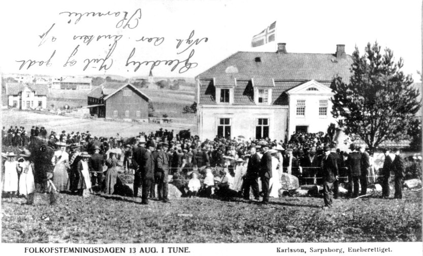 Bildet er tatt på folkeavstemningsdagen 13. august 1905 ved daværende Tune rådhus (Sarpsborg kommunes fotosamling). Bildet er tatt på folkeavstemningsdagen 13. august 1905 ved daværende Tune rådhus (Sarpsborg kommunes fotosamling).