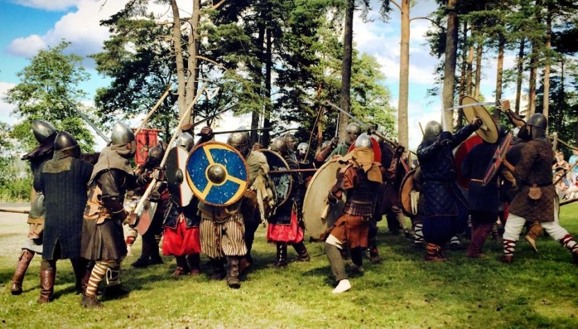 Vikinger i kamp under Olavsfestivalen i Landeparken