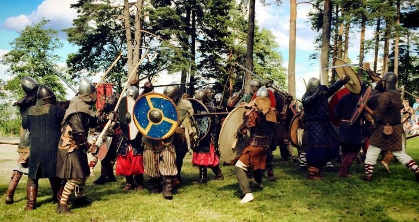 Vikinger i kamp under Olavsfestivalen i Landeparken (Foto: Ole Christian Foss) Vikinger i kamp under Olavsfestivalen i Landeparken (Foto: Ole Christian Foss)
