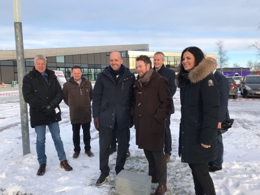 Selskaper for energi og teknologi, forskningspartnere og Sarpsborg kommune skal bygge et helt nytt ladekonsept for elbiler i løpet av 2019 hos vitensenteret Inspiria på Grålum. Torsdag 17. januar var næringsminister Torbjørn Røe Isaksen på besøk og fikk vite mer om satsingen. Selskaper for energi og teknologi, forskningspartnere og Sarpsborg kommune skal bygge et helt nytt ladekonsept for elbiler i løpet av 2019 hos vitensenteret Inspiria på Grålum. Torsdag 17. januar var næringsminister Torbjørn Røe Isaksen på besøk og fikk vite mer om satsingen.