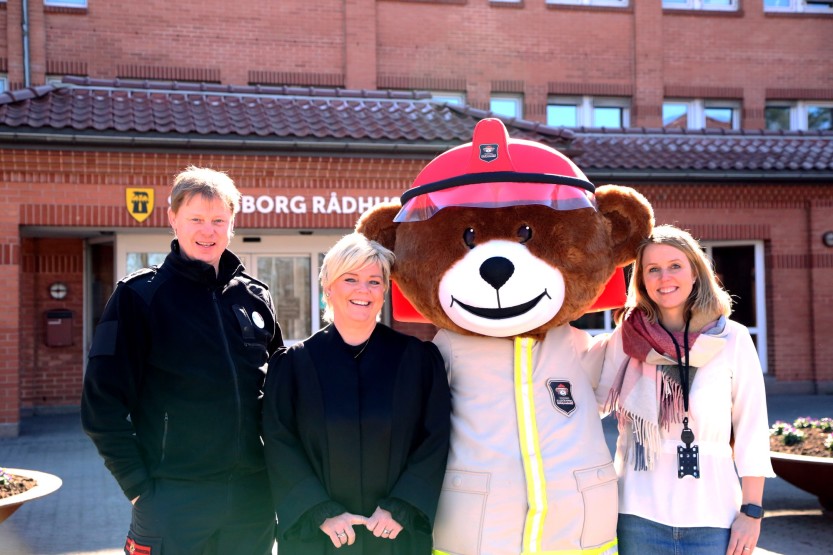 Brannvesenet, her ved Lars Erik Gutubakken, vigsler Rita Karlsen og Katrine Kjæreg Kolstad fra servicetorget er noen av de som vil til stede. Brannvernbamsen Bjørnis vil besøke rådhuset fra klokken 12 til 12.30. Brannvesenet, her ved Lars Erik Gutubakken, vigsler Rita Karlsen og Katrine Kjæreg Kolstad fra servicetorget er noen av de som vil til stede. Brannvernbamsen Bjørnis vil besøke rådhuset fra klokken 12 til 12.30.