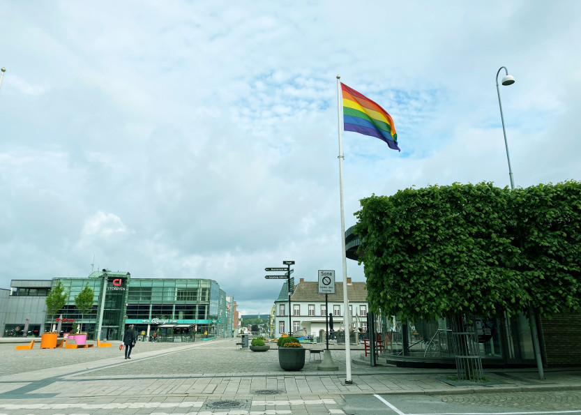 PRIDE: Onsdag 1. juni ble regnbue-flagget heist ved Torget i Sarpsborg. (foto: Ole Christian Foss) PRIDE: Onsdag 1. juni ble regnbue-flagget heist ved Torget i Sarpsborg. (foto: Ole Christian Foss)