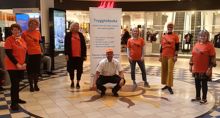 På stand: Else-Grethe Mathisen(barnevernet), Anette Annesdatter Huseby (St.Marie læringssenter), Kate Lande Skaar (oppvekst), Annica Aarum (nav), Rachel Nygaard(boveiledningstjenesten) og Birgith Amundsen Gellein(krisesenter). Mandag fikk de besøk av ordfører Sindre Martinsen-Evje. På stand: Else-Grethe Mathisen(barnevernet), Anette Annesdatter Huseby (St.Marie læringssenter), Kate Lande Skaar (oppvekst), Annica Aarum (nav), Rachel Nygaard(boveiledningstjenesten) og Birgith Amundsen Gellein(krisesenter). Mandag fikk de besøk av ordfører Sindre Martinsen-Evje.