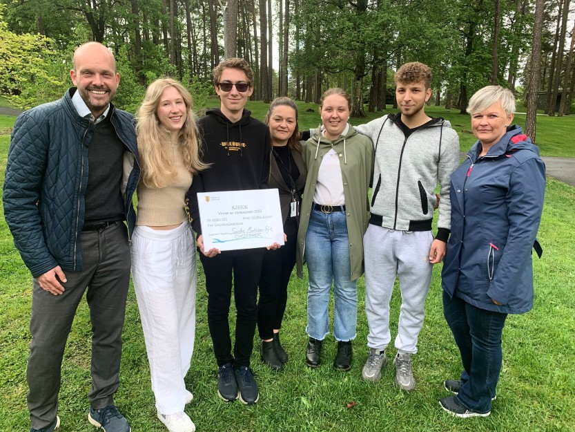 Ordfører Sindre Martinsen-Evje er imponert over innsatsen til elevene fra Borg videregående skole. Fra venstre etter ordfører Anna Meland, Jørgen Larsen, Elza Kozar (kontaktlærer), Emma Gustavsen, Aras Ali og rådgiver i kommunalteknikk Laila Grindahl.