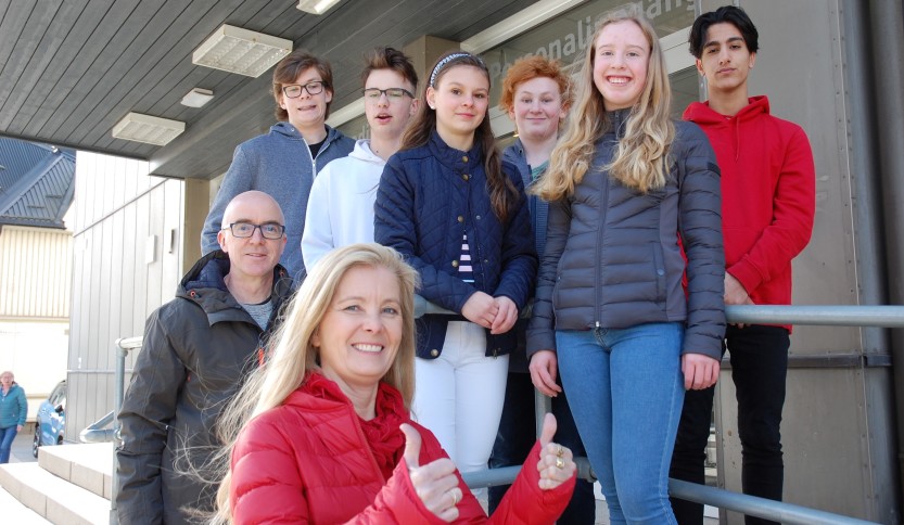 Kornelius Haraldsen, Jakub Wator, Alma Barjamovic, Emil Løkkebakken, Jenny Hauge og Rawa Khaylani får en annerledes norsktentamen i år. Ingunn Grasto, teamleder ved Kruseløkka ungdomsskole, og Gisle Haus, kulturskolerektor, har samarbeidet for å få til dette. Kornelius Haraldsen, Jakub Wator, Alma Barjamovic, Emil Løkkebakken, Jenny Hauge og Rawa Khaylani får en annerledes norsktentamen i år. Ingunn Grasto, teamleder ved Kruseløkka ungdomsskole, og Gisle Haus, kulturskolerektor, har samarbeidet for å få til dette.