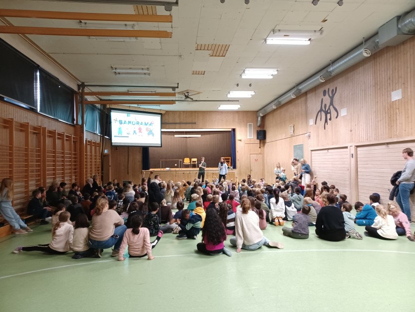 Elevene på Lande barneskole hører på foredrag om jernbane og sikkerhet i gymsalen