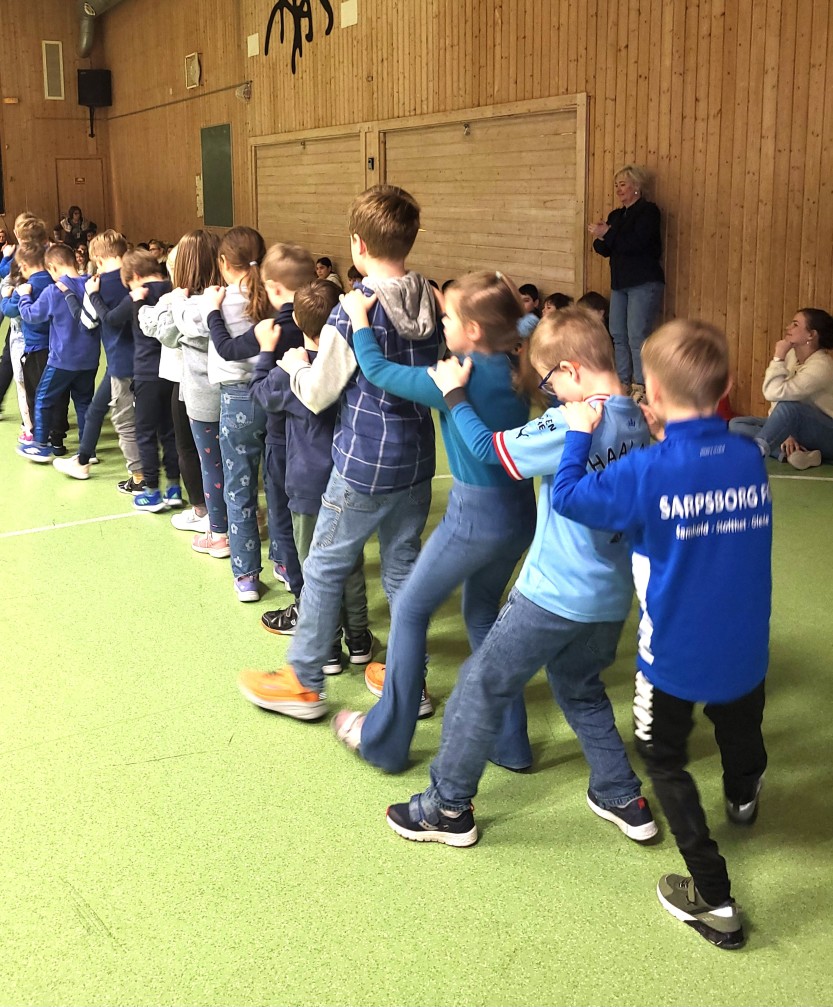 elever danser i gymsalen på Lande barneskole. 