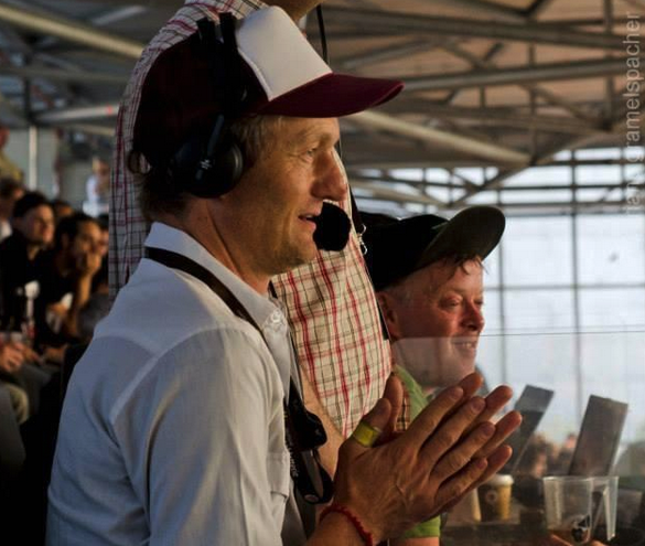 Wolf Schmidt und Reporter des FC St. Pauli AFM Radio. Foto: AFM