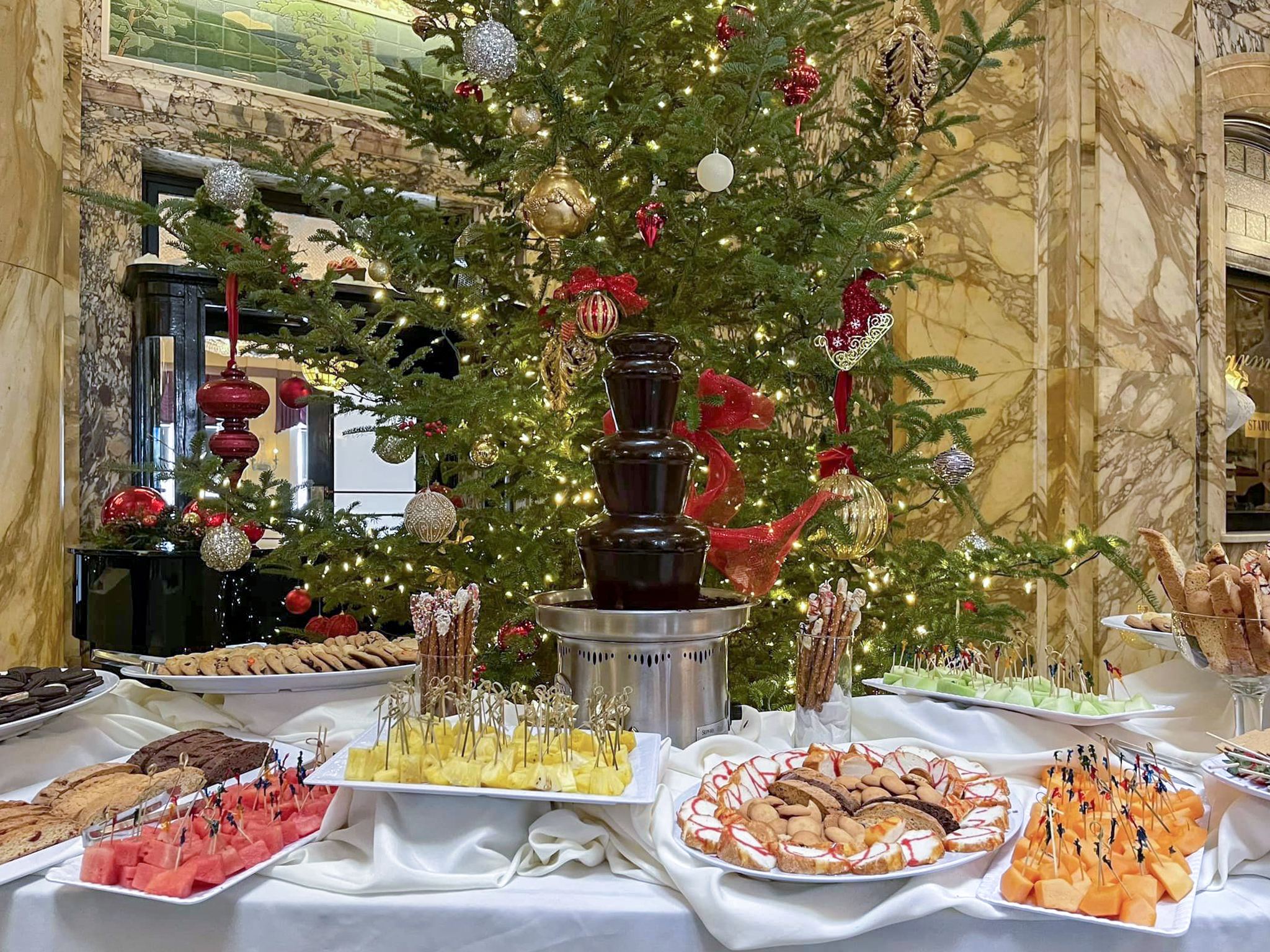 Pretty Christmas Table Setting ~ Lilac \u0026 White - Adorn the Table, image size:2048x1536