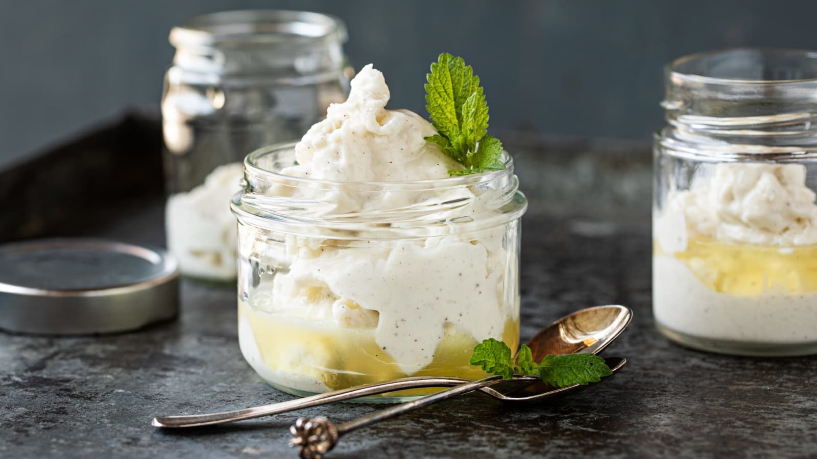 Vanille-Frozen-Yogurt mit Holunderblütensirup - Rezept | Swissmilk