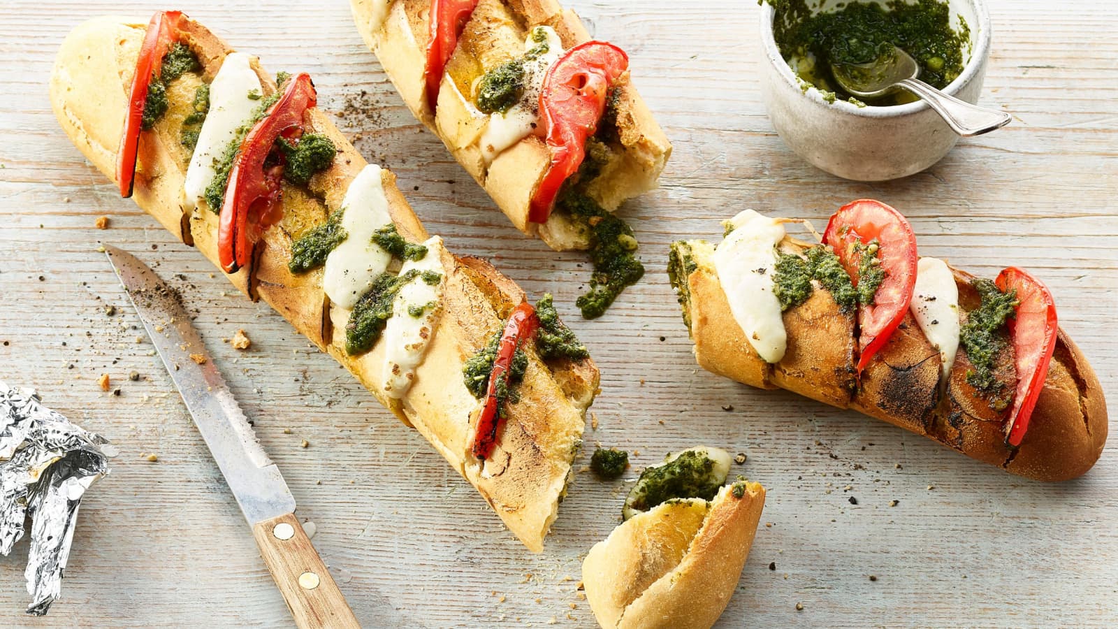 Grillierte Tomaten-Mozzarella-Baguettes mit Pesto - Rezept | Swissmilk