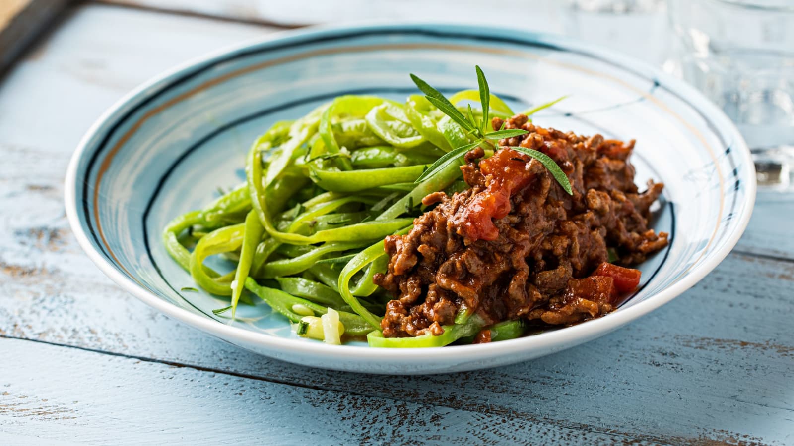 Bohnen-Nudeln mit Bolognese-Sauce (Low Carb) - Rezept | Swissmilk