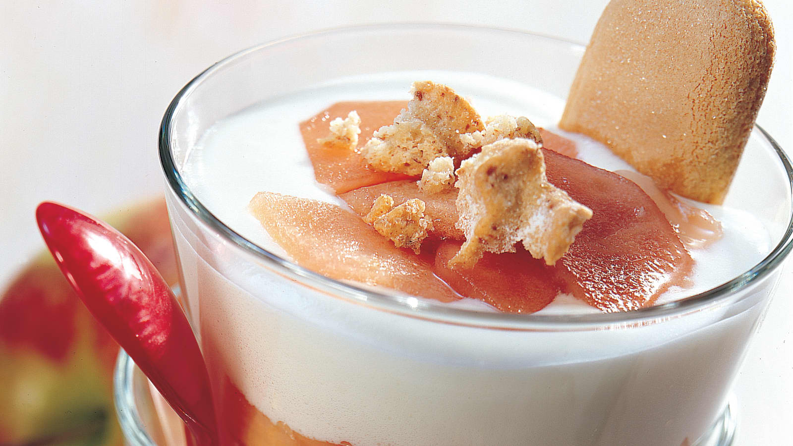 Apfelsalat mit QimiQ-Crème und Amaretti - Rezept | Swissmilk