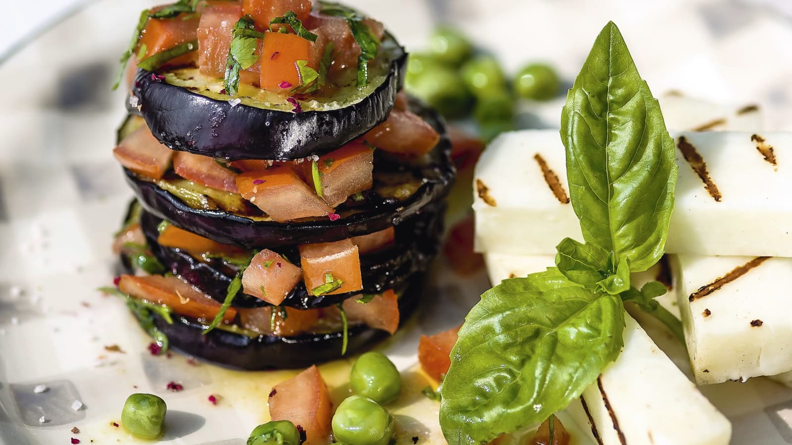 Auberginen-Tomaten-Salat mit Grillkäse - Rezept | Swissmilk