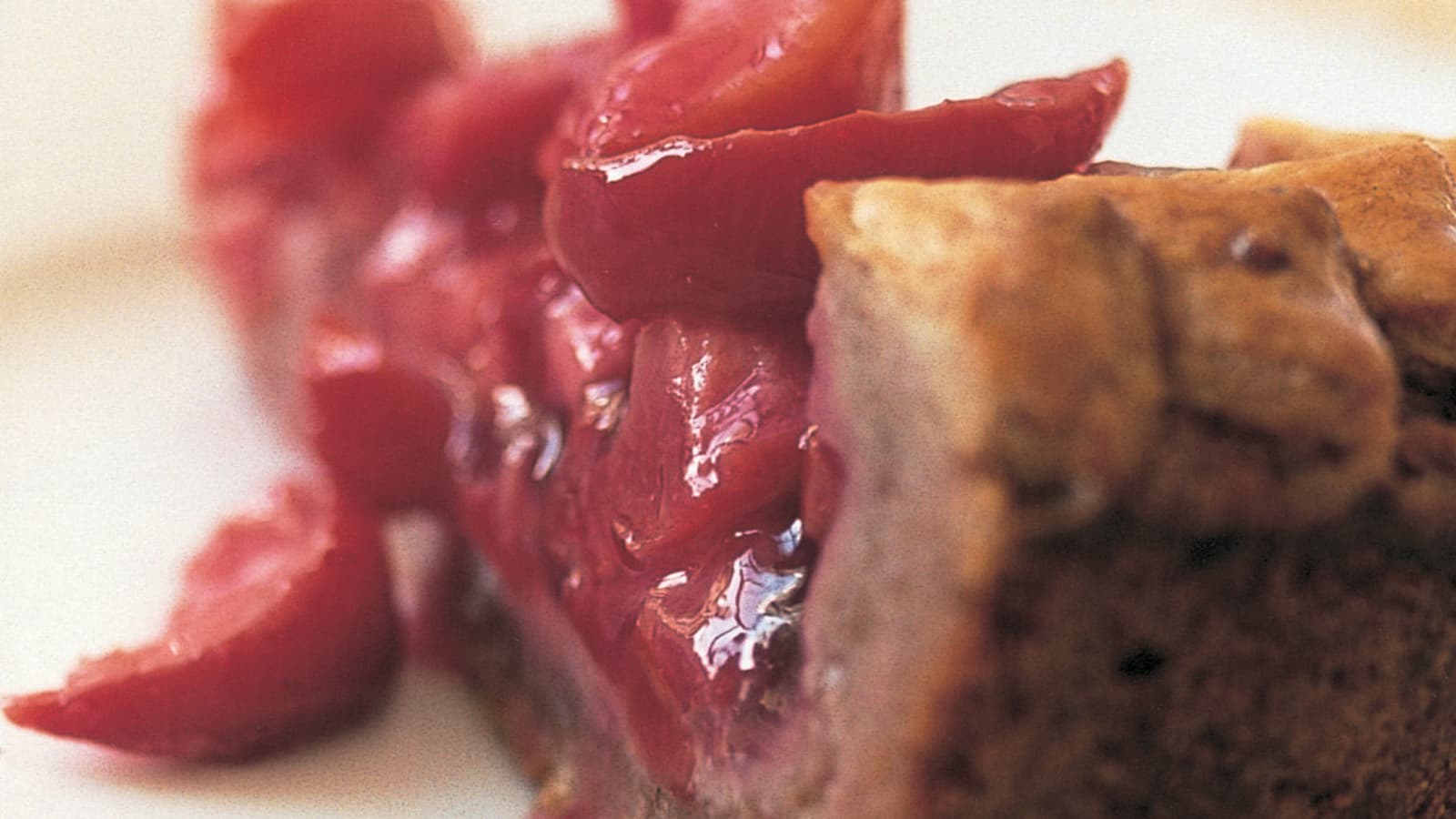 Baumnusstorte mit Pflaumenfüllung - Rezept | Swissmilk