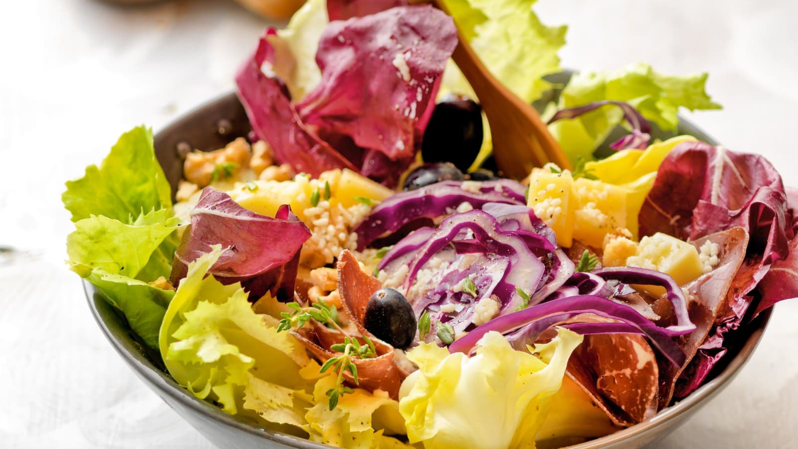 Blattsalat mit Kartoffeln, Trauben und Käse - Rezept | Swissmilk