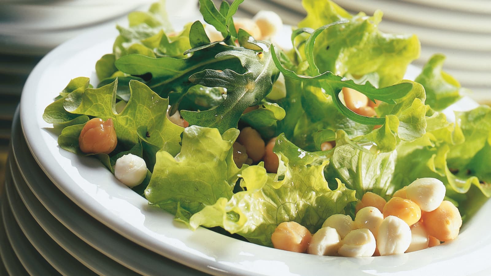 Blattsalat mit Kichererbsen und Mozzarella - Rezept | Swissmilk