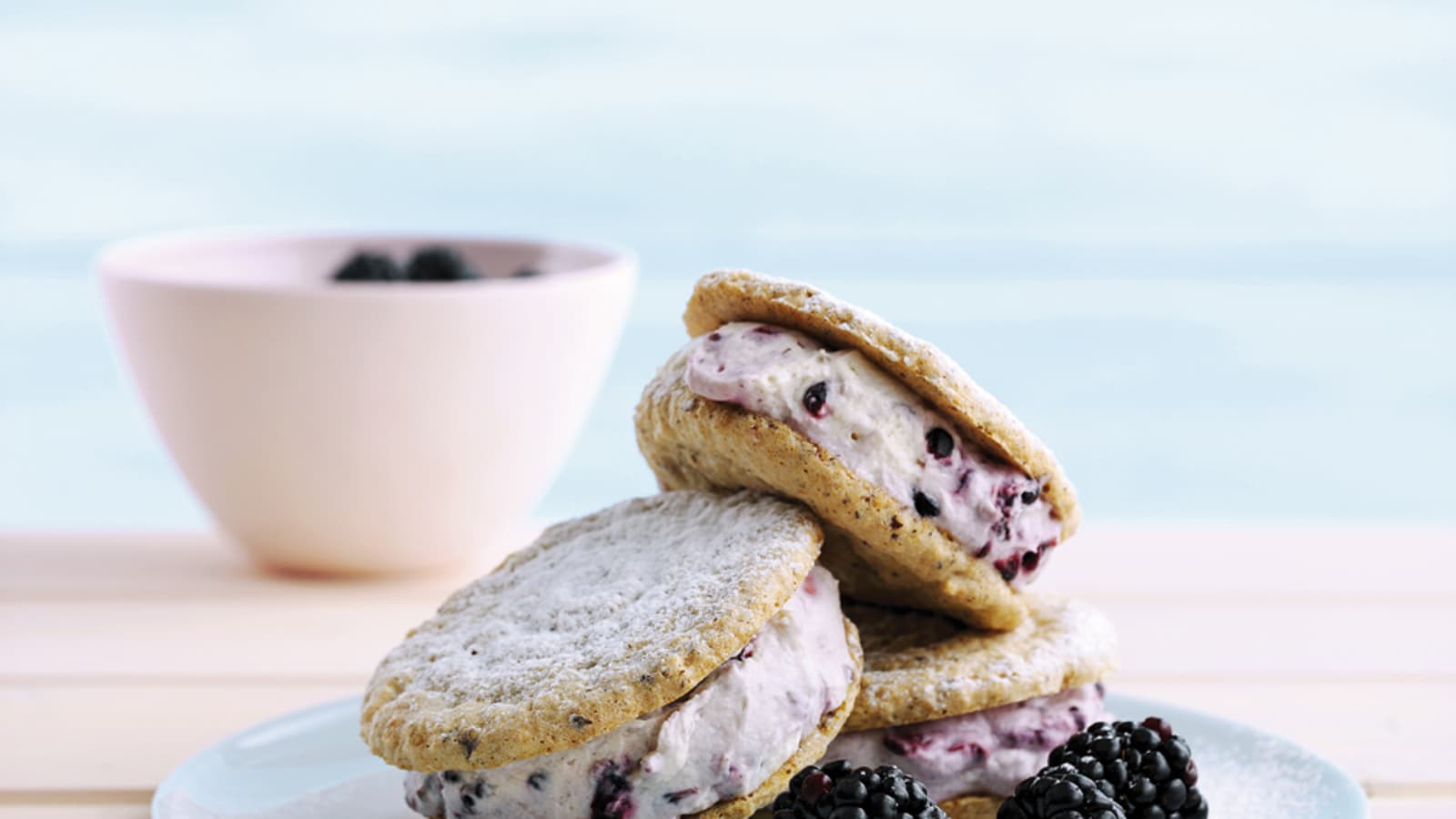 Brombeer-Japonais-Törtchen - Rezept | Swissmilk