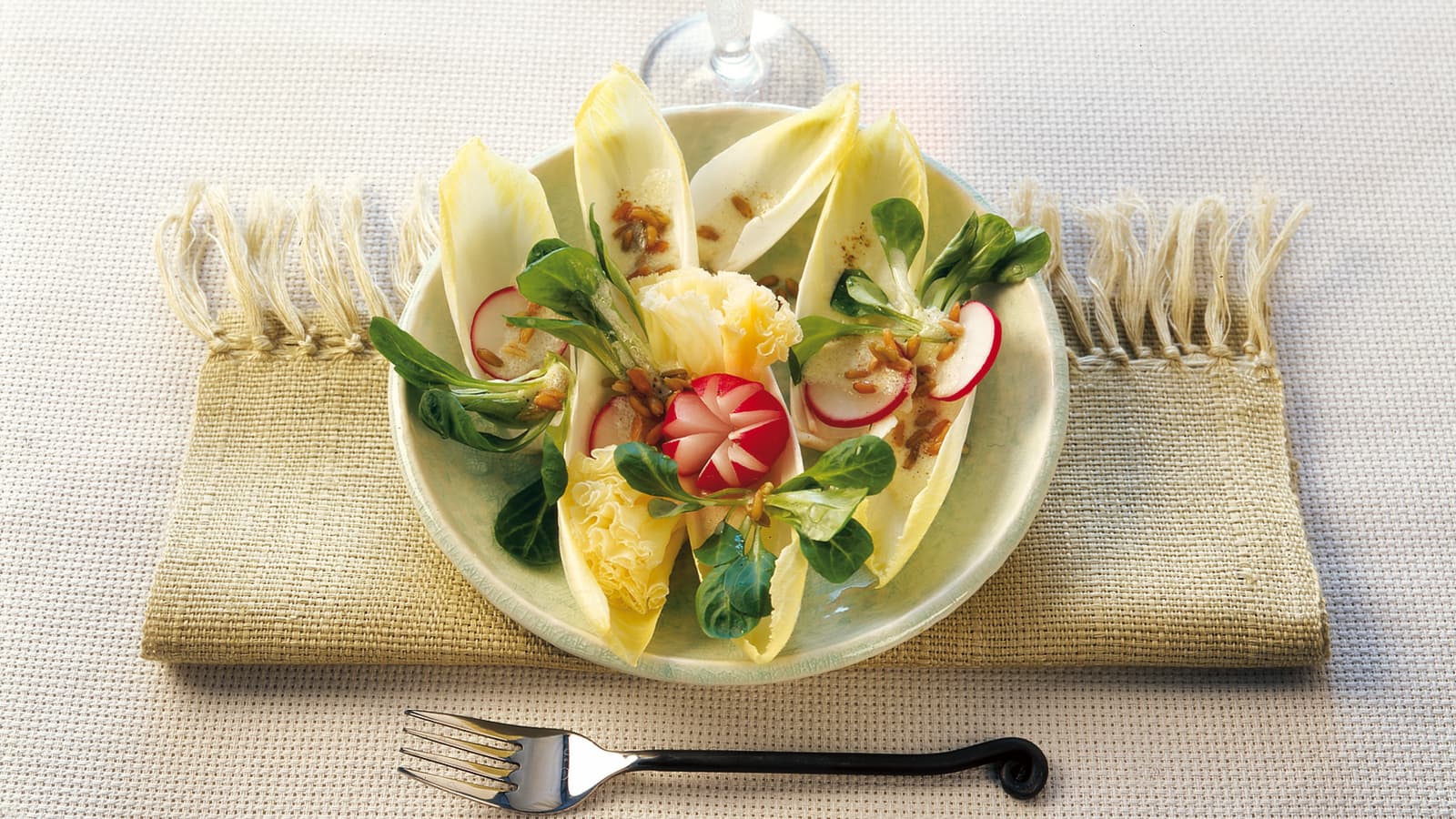 Chicorée-Nüssli-Salat mit Weizensprossen an Bärlauchdressing - Rezept ...