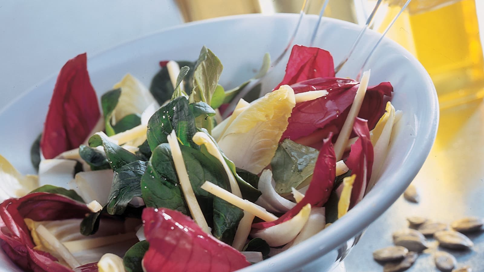Chicorée-Salat mit Apfel-Honig-Sauce - Rezept | Swissmilk
