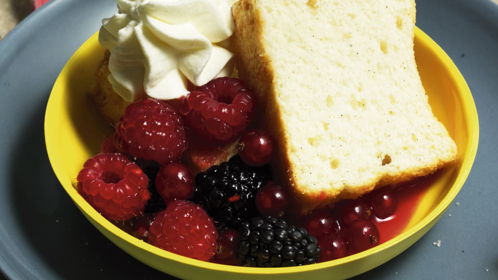 Engelskuchen mit Beeren