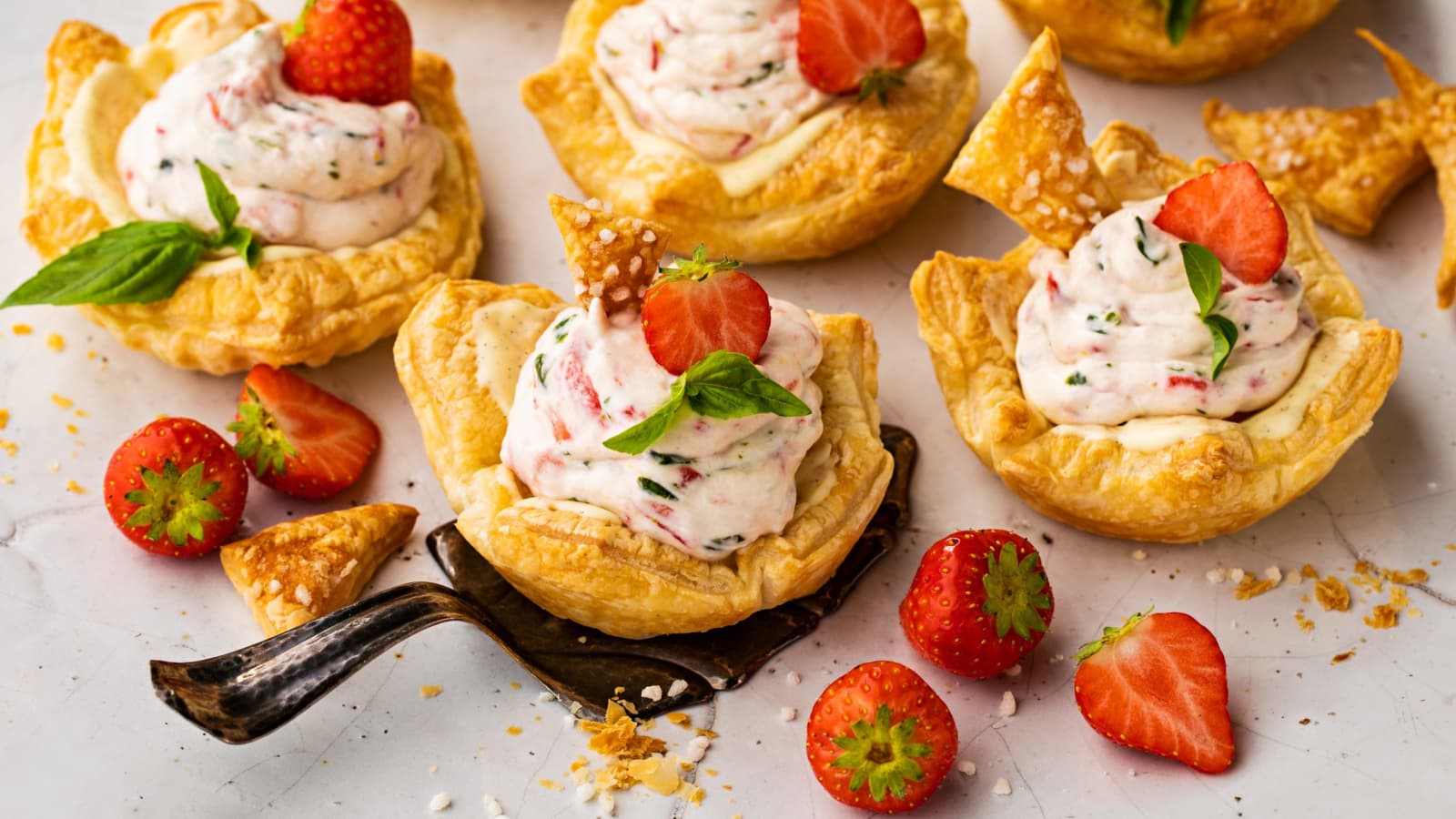 Erdbeer-Basilikum-Törtchen - Rezept | Swissmilk