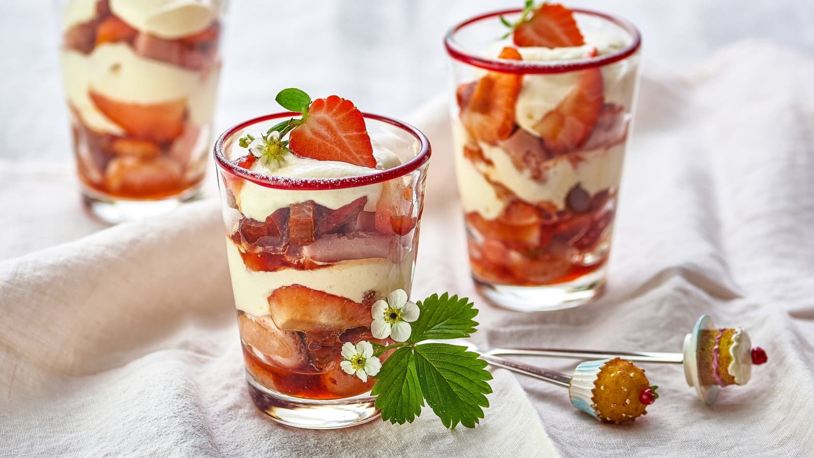 Erdbeer-Rhabarber-Tiramisu im Glas - Rezept | Swissmilk Erdbeer-Rhabarber-Tiramisu im Glas - Rezept | Swissmilk