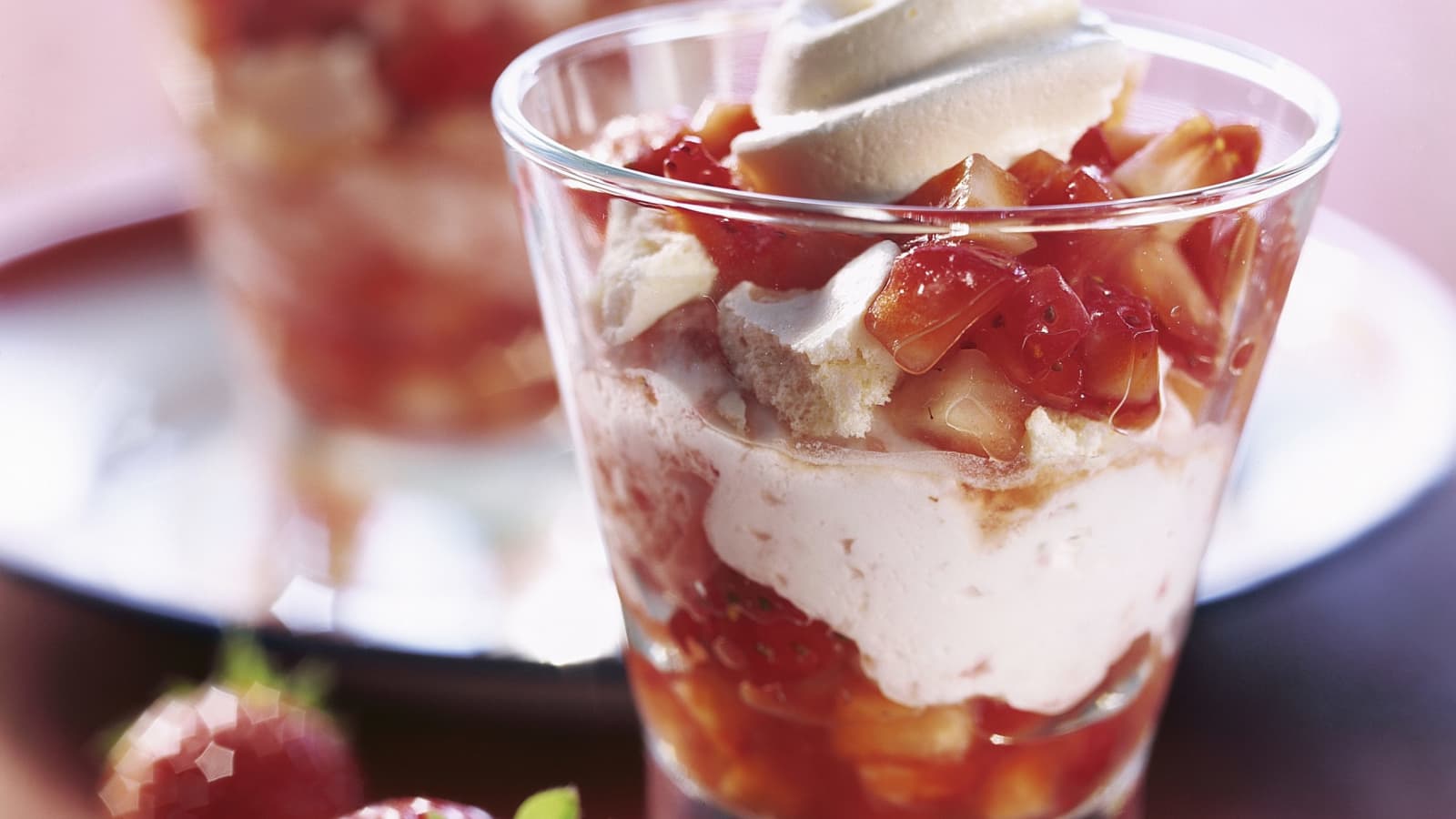 Erdbeersalat mit Meringues und Erdbeercrème - Rezept | Swissmilk