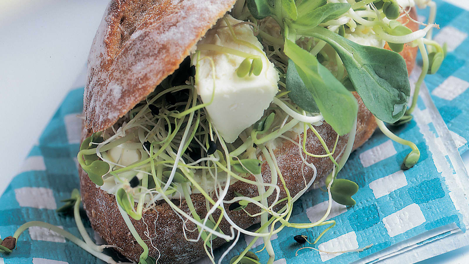 Frischkäse-Brötchen mit Sprossen - Rezept | Swissmilk Frischkäse-Brötchen mit Sprossen - Rezept | Swissmilk