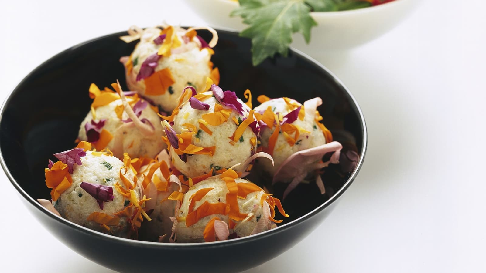 Frischkäse-Pralinen mit Salat - Rezept | Swissmilk