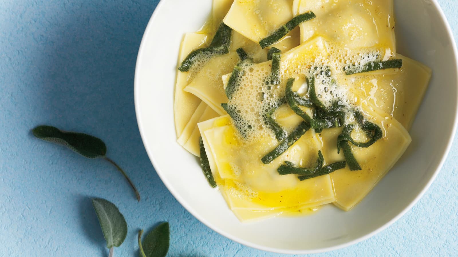 Ravioli an Salbeibutter (Ravioli al burro e salvia) - Rezept | Swissmilk
