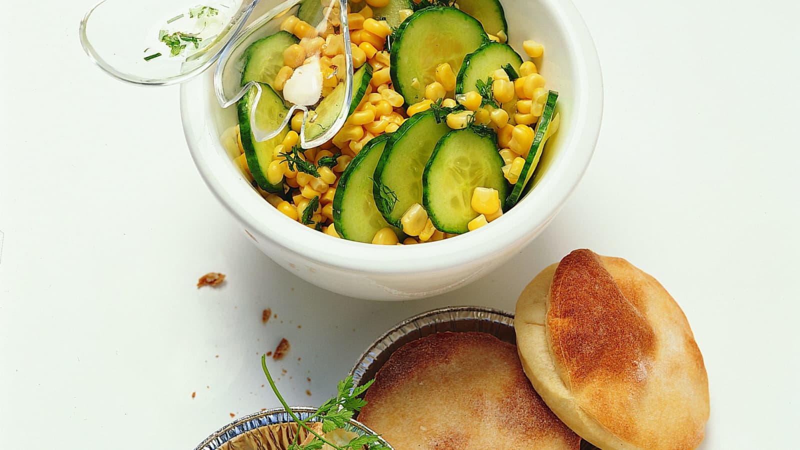 Frischkäsetörtchen mit Gurke-Mais-Salat - Rezept | Swissmilk