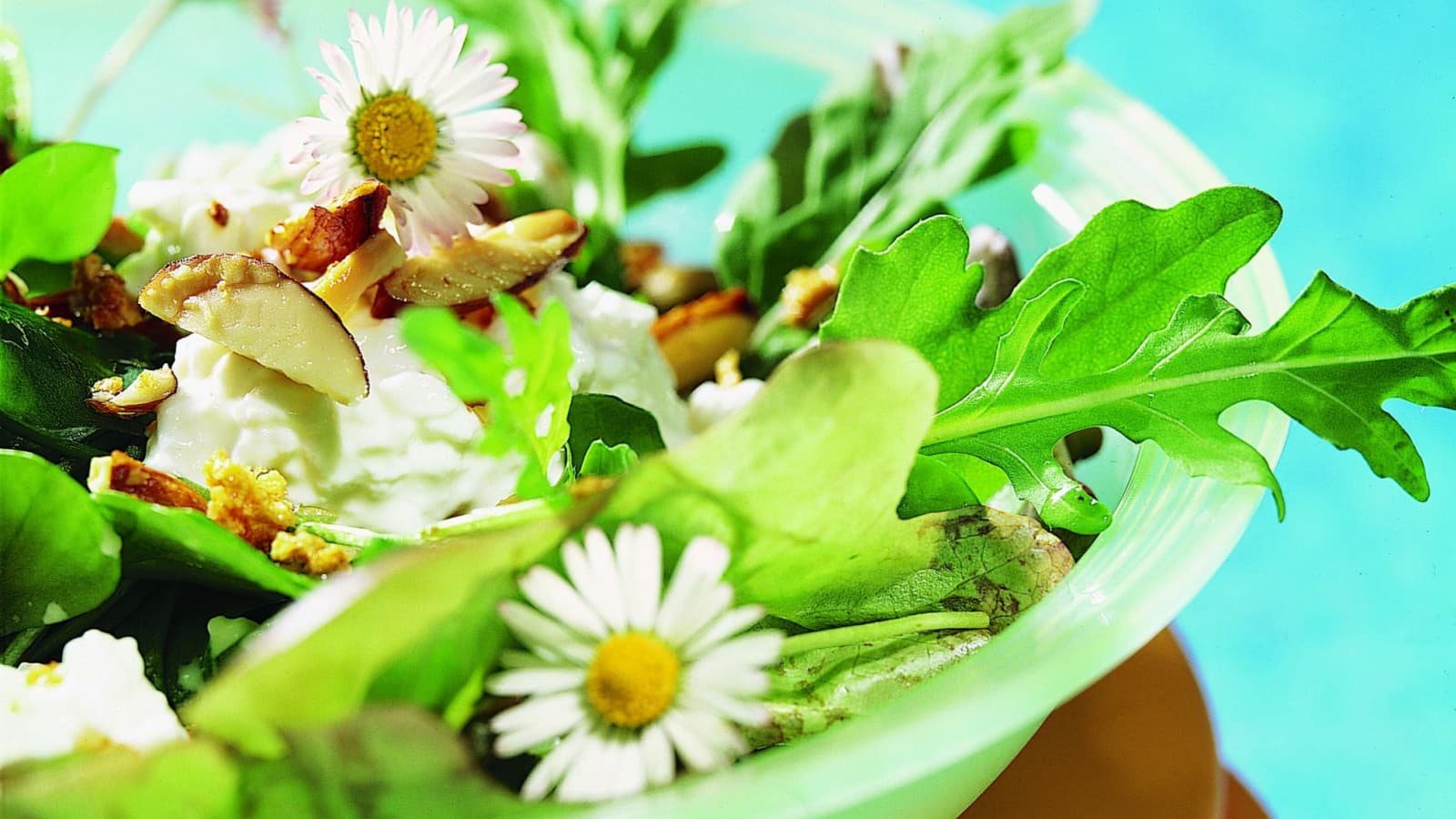 Frühlingssalat mit Mandel-Hüttenkäse - Rezept | Swissmilk