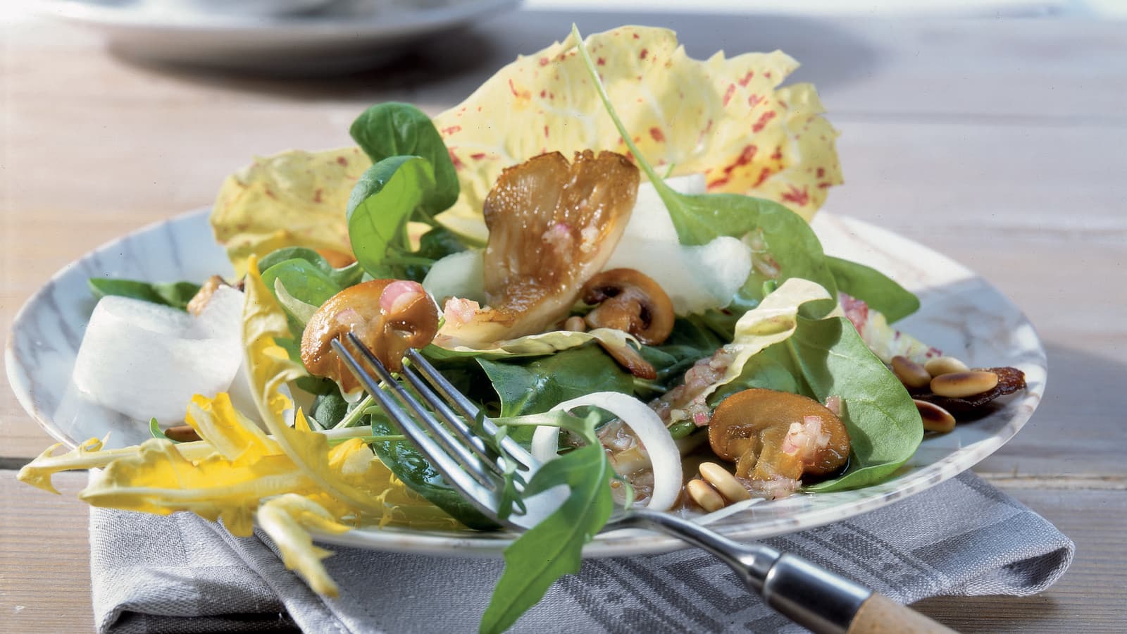 Frühlingssalat mit Pilzen und Honigsauce - Rezept | Swissmilk