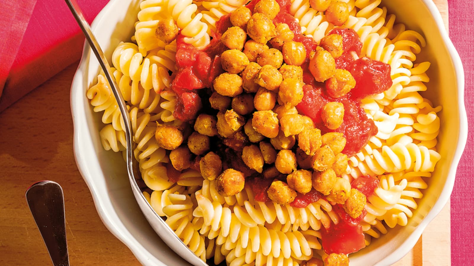 Fusilli mit Tomatensauce und Kichererbsen - Rezept | Swissmilk