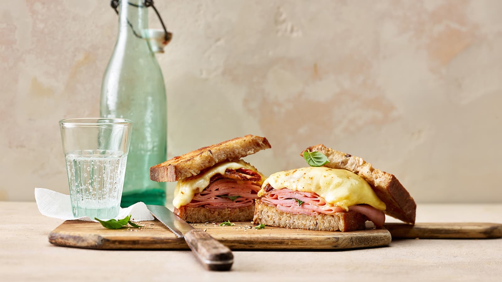 Gebratene SchinkenRacletteSandwiches Rezept Swissmilk