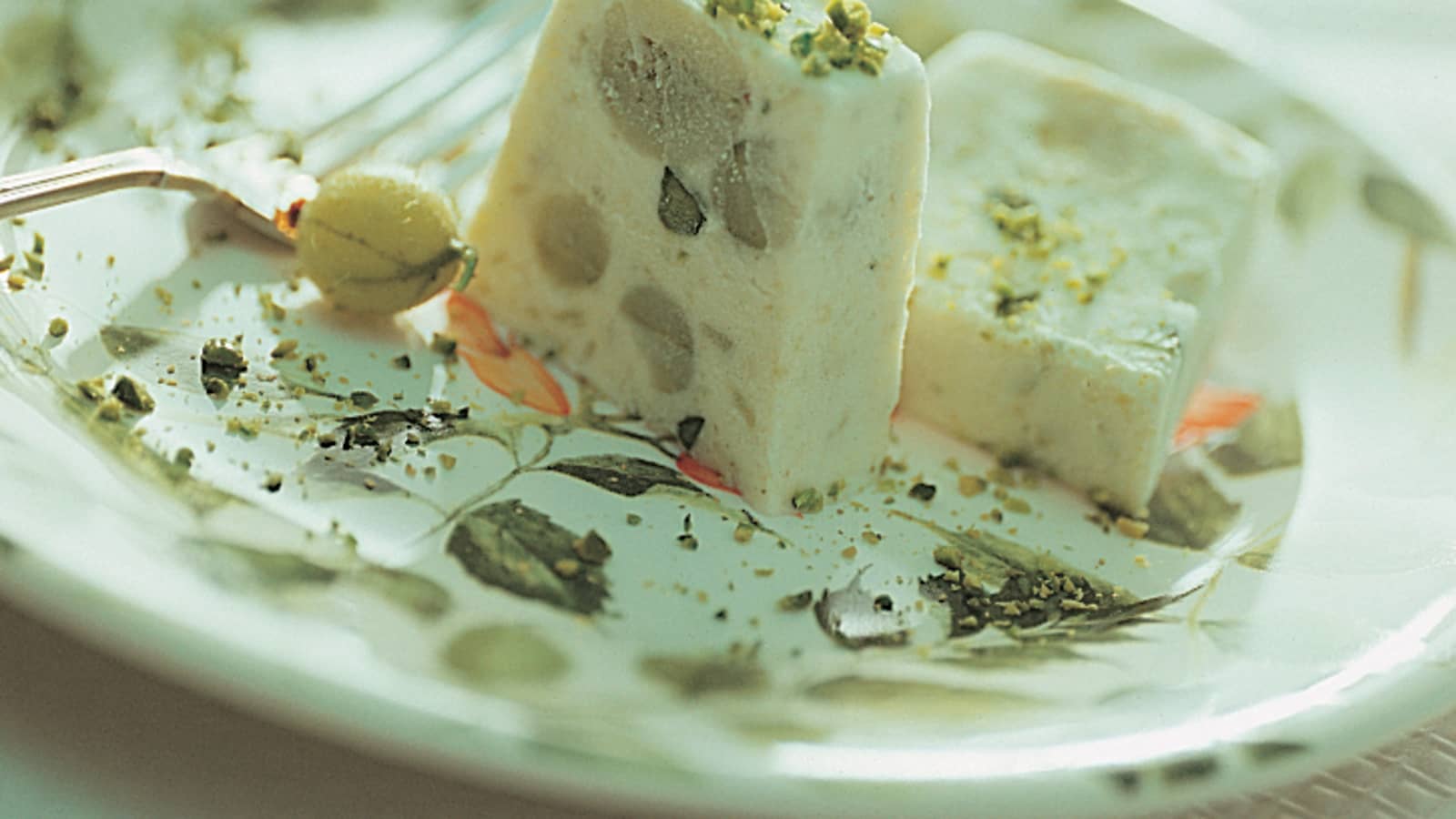 Mousse glacée de groseilles à maquereau aux pistaches - Recette | Swissmilk