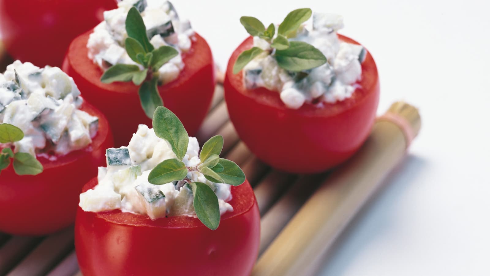 Gefüllte Tomaten mit Frischkäse (ohne backen) - Rezept | Swissmilk