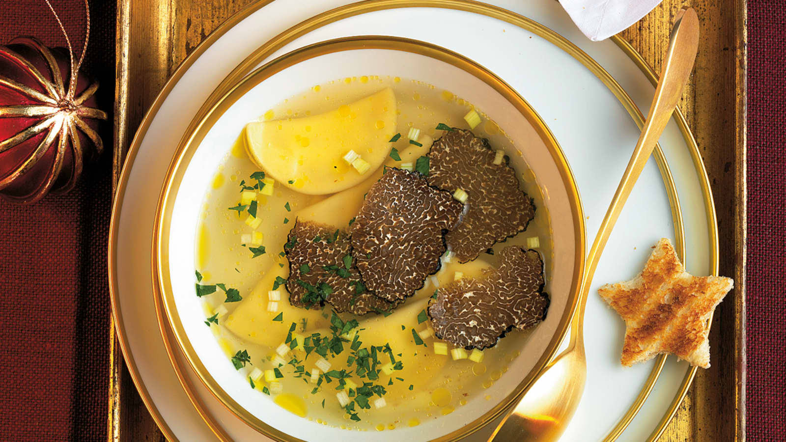 Gemüsebouillon mit Trüffelhalbmonden Rezept Swissmilk
