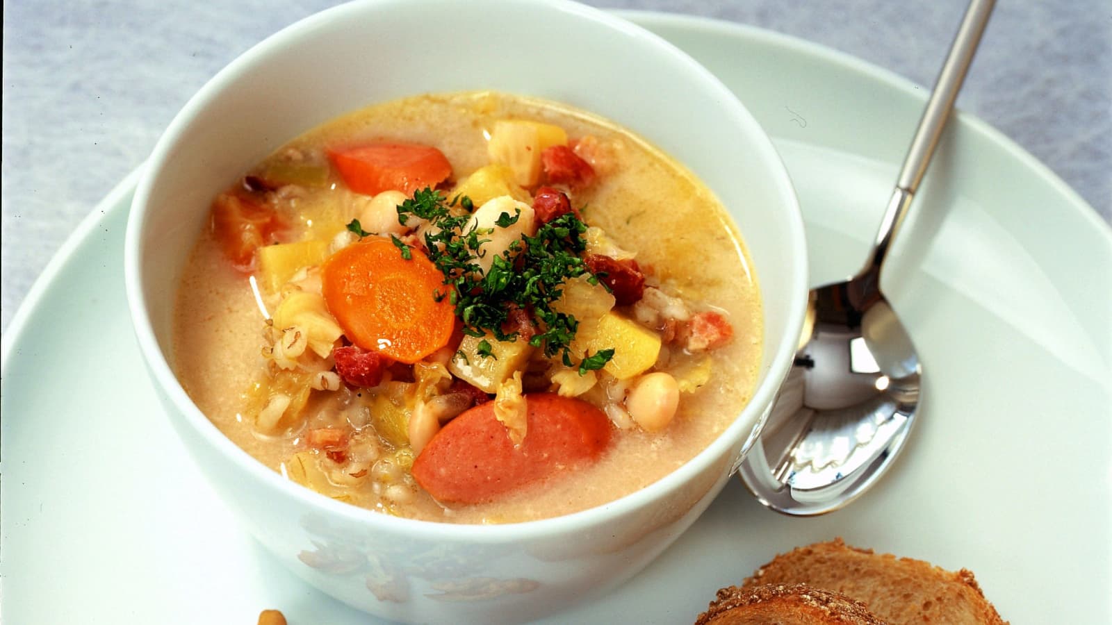 Gerstensuppe mit Bohnen, Gemüse und Speck - Rezept | Swissmilk