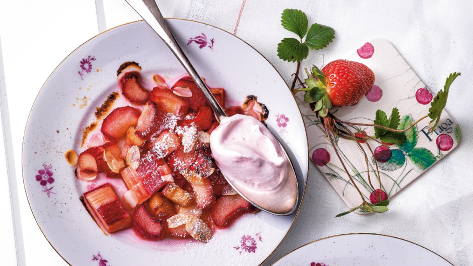 Gratinierte Rhabarber mit Erdbeer-Schaum - Rezept | Swissmilk