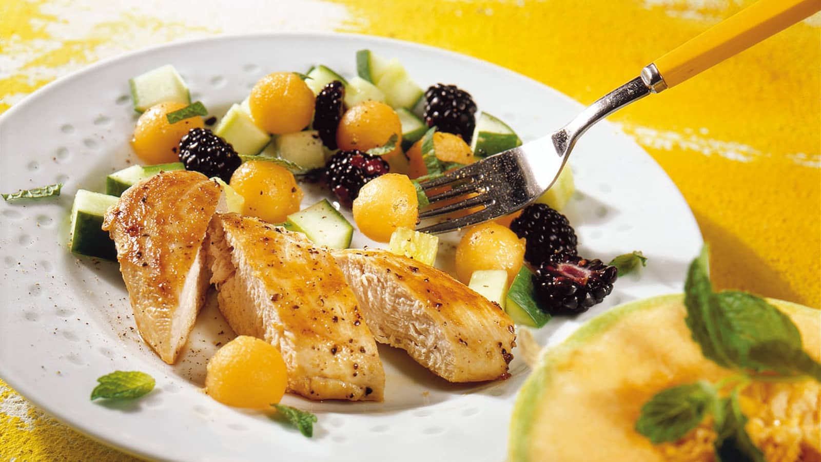 Gurke-Melone-Brombeer-Salat mit Pouletbrüstli - Rezept | Swissmilk