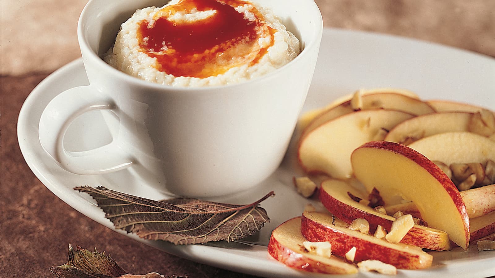 Hagebutten-Griessbrei mit Apfel-Nuss-Salat - Rezept | Swissmilk