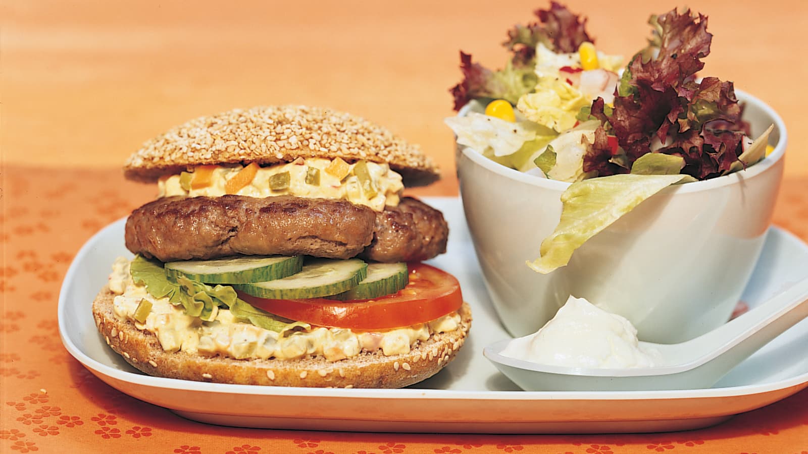 Hamburger mit buntem Mischsalat - Rezept | Swissmilk