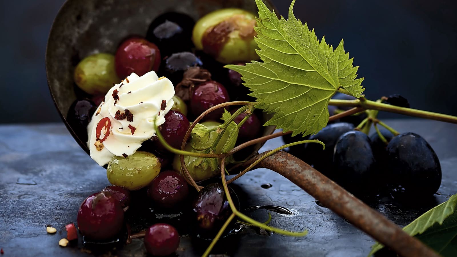 Heisse Trauben mit geeisten Rahmrosetten - Rezept | Swissmilk