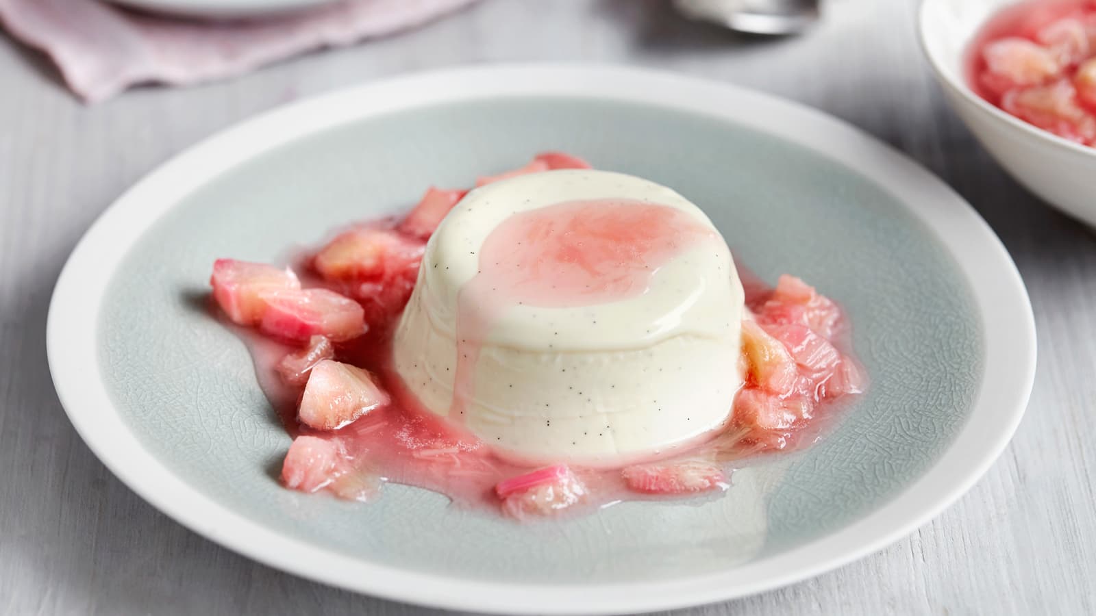 Joghurt-Panna-cotta mit Rhabarberkompott - Rezept | Swissmilk