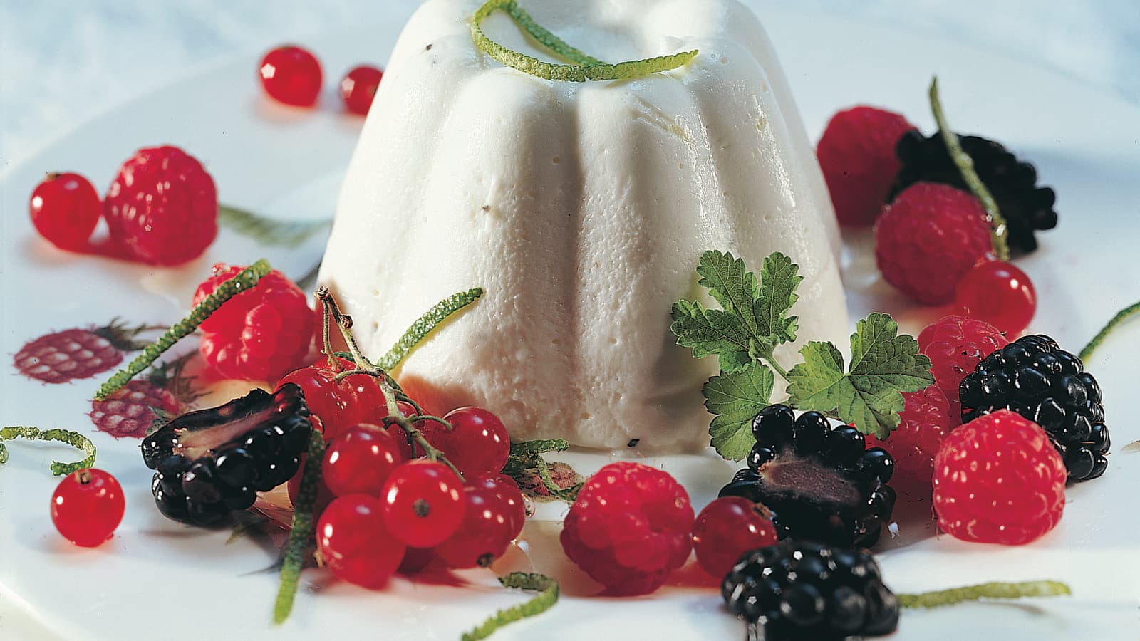 Joghurtköpfli mit Beerenkompott - Rezept | Swissmilk