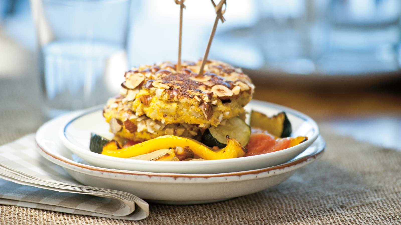 Käse-Nuss-Burger auf Ofen-Ratatouille - Rezept | Swissmilk